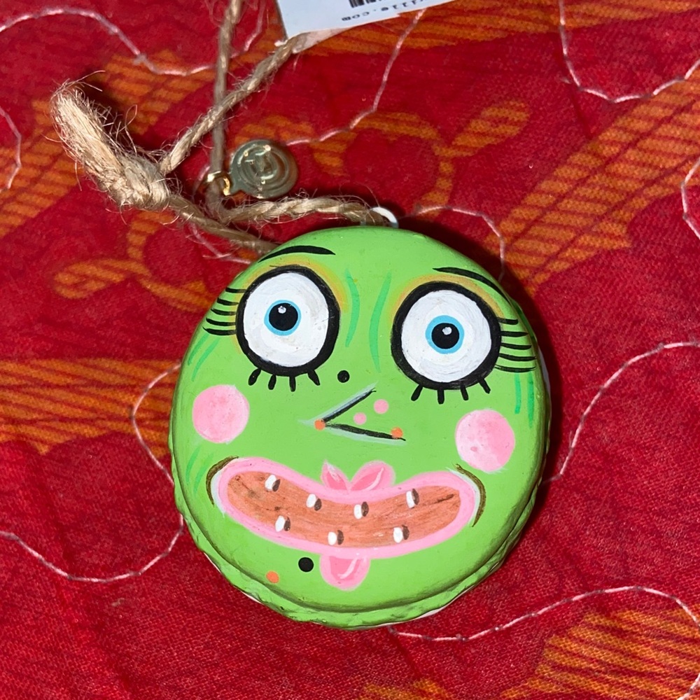 WITCH PAPIER-MÂCHÉ ORNAMENT Dept 56 Glitterville Macaron Madness